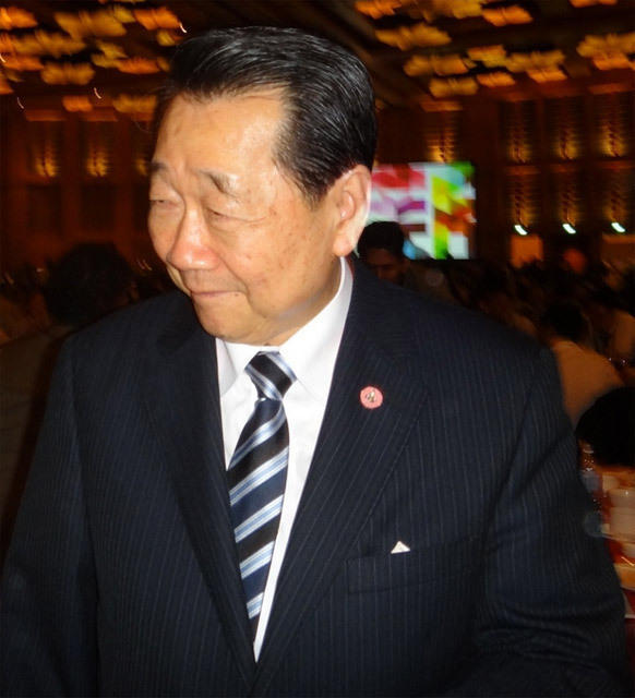 令人惊叹的是,新首富苏旭明和刚刚让位的首富谢国民,不但是潮汕老乡