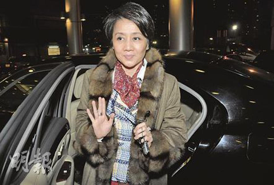 李",据说和澳门赌王何鸿燊四太太梁安琪以及赌场老板吴伟关系非同一般