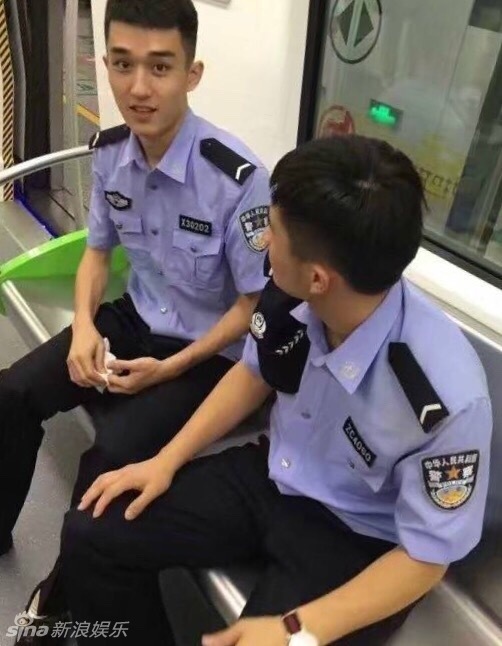 杭州帅警察小哥走红
