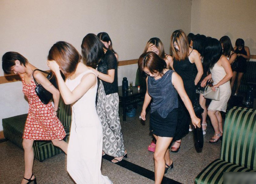 突击扫黄现场:妙龄女子穿着性感暴露 羞愧捂脸