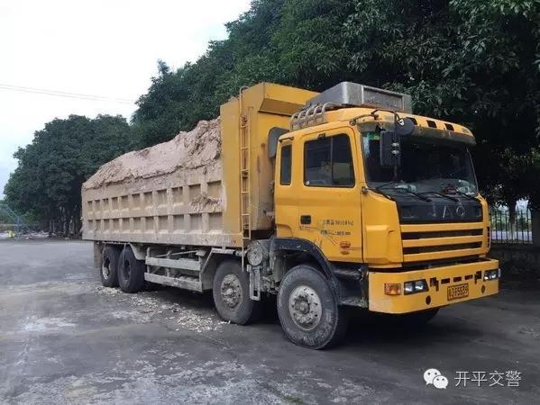 开平泥头车超载56吨沙土一路飘洒