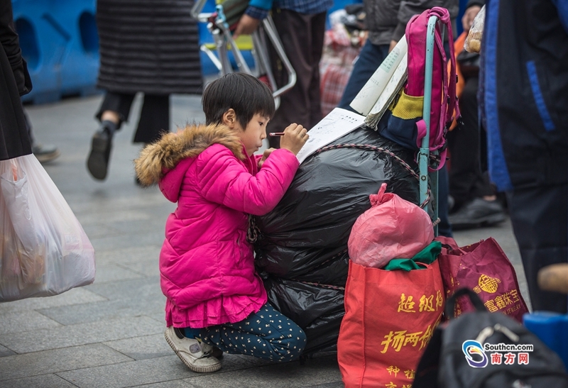 广州火车站广场上的归家百态