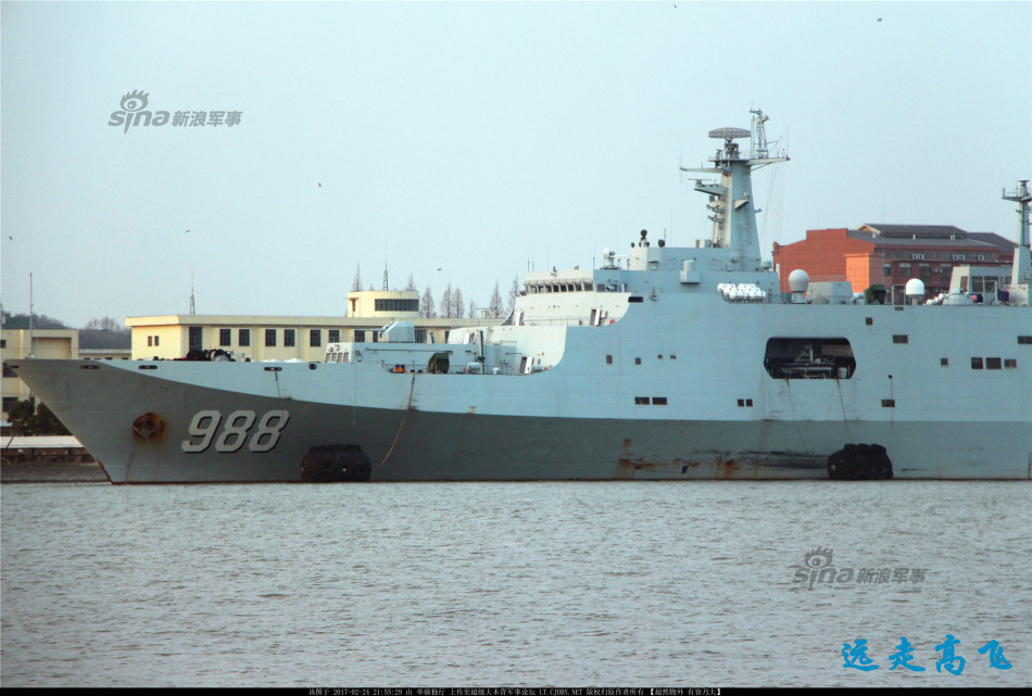 好大一座山 988号坞登舰停靠某港 期待小平顶