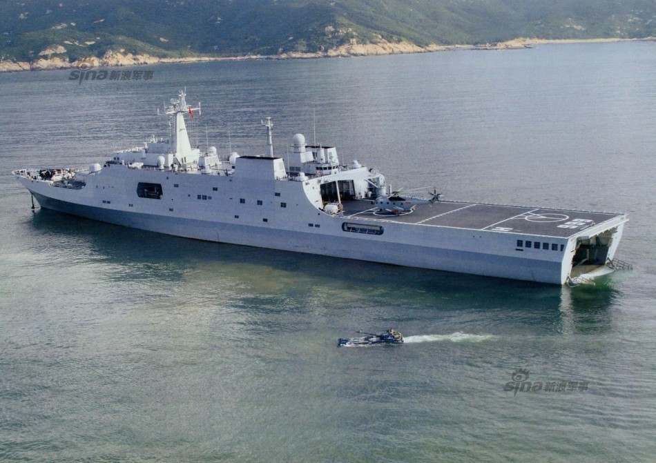 好大一座山 988号坞登舰停靠某港 期待小平顶