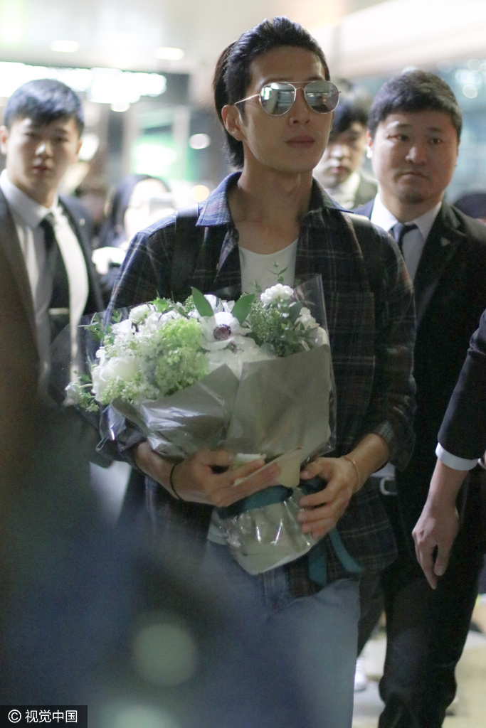 井柏然头戴发箍变背头 帅气又时尚_高清图集_新浪网