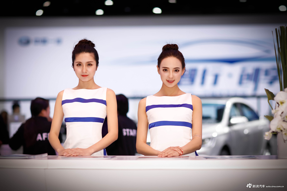 上海车展礼仪也养眼 短裙低胸不输模特