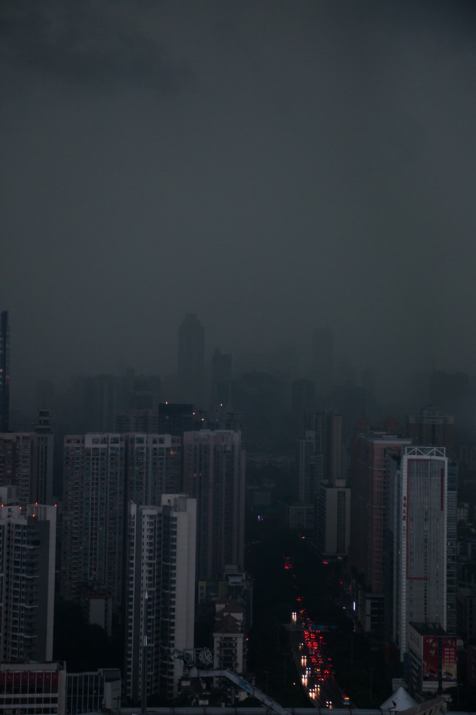 广州突降暴雨 白昼瞬间变黑夜