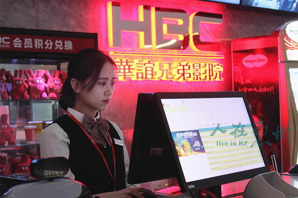 在惠州华谊兄弟影院有一名检票员,刚满20岁的她,搭上了90年代的末班车