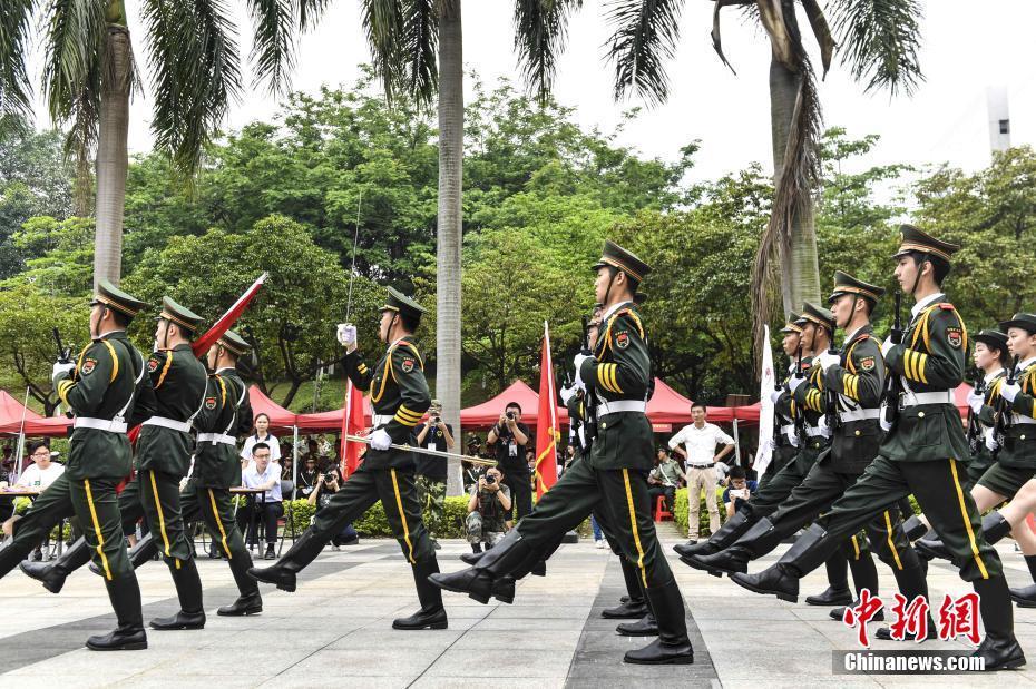 广东千名高校国旗护卫队旗手展英姿