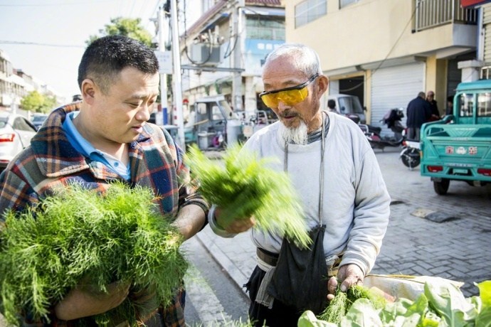 84岁大爷进城街头卖菜 小伙看了心疼全买完