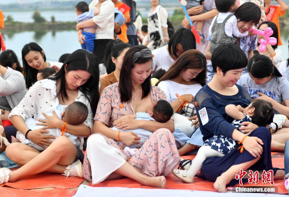 辣妈街头举行哺乳快闪倡导母乳喂养