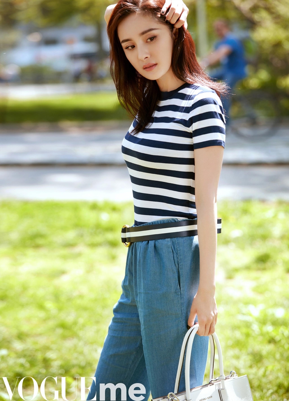 杨幂最新街拍撩发妩媚动人 香肩美腿秀不停