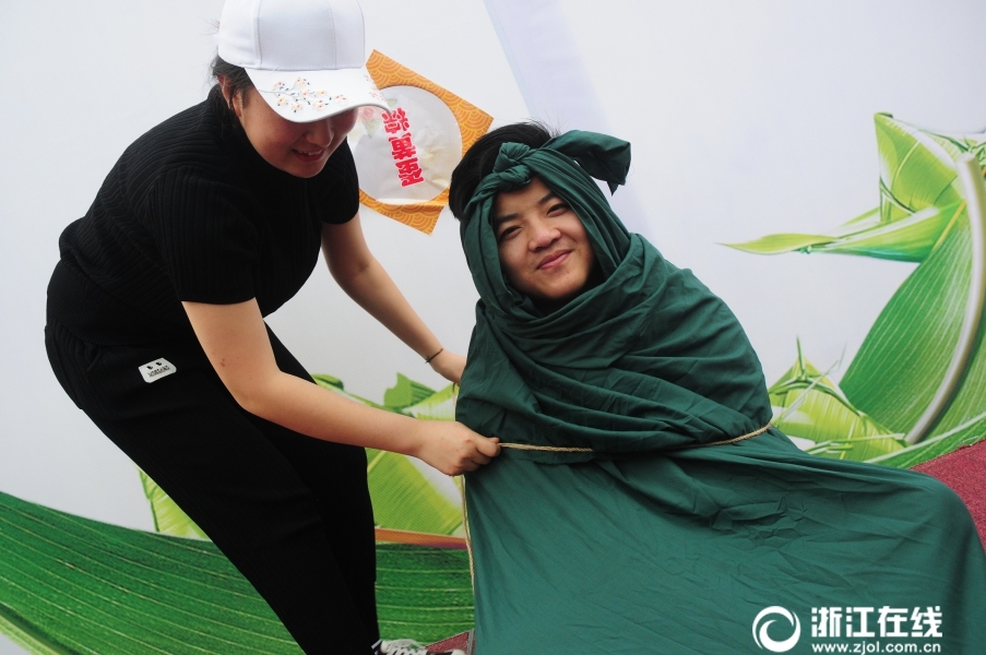 大学生裹人体肉粽拍毕业照