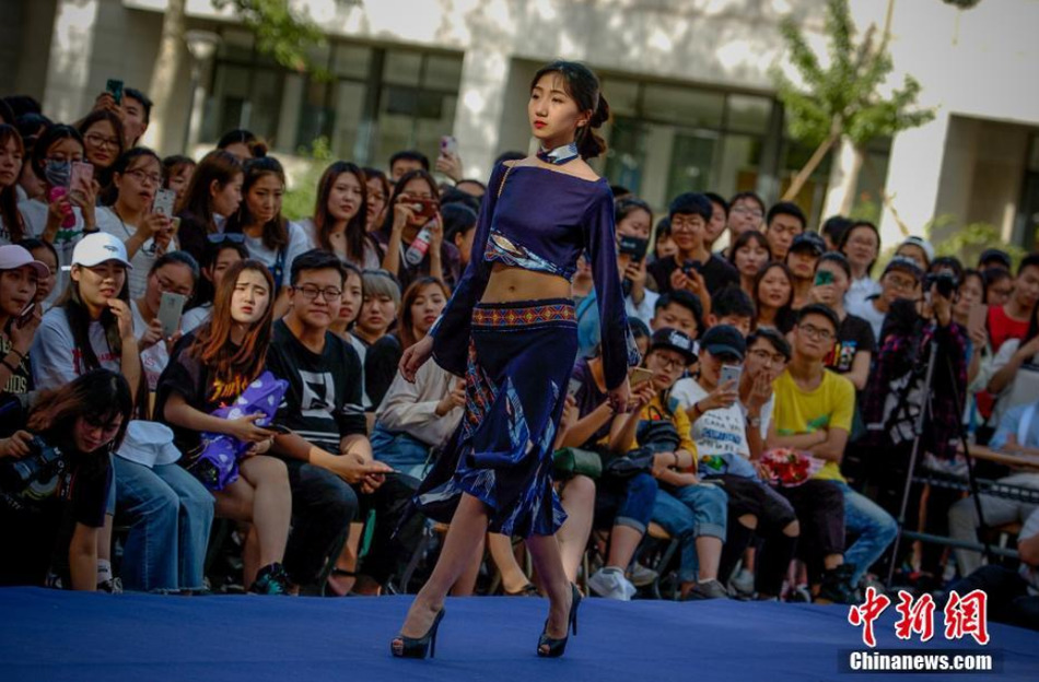 生的19个系列,106套服装构成,由该校服装表演系的46名大学生进行展示