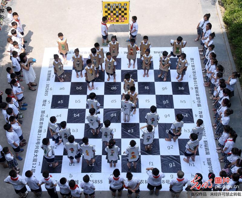 小学生上演真人国际象棋比赛