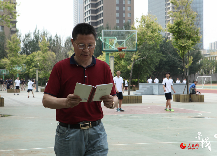 他叫于宝山,辽宁东港人,是沈阳市第二高级中学的一名语文教师.