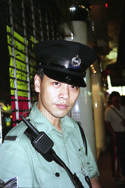 1997年7月1日凌晨,香港主权交接仪式之后香港警察立即换上紫荆花图案