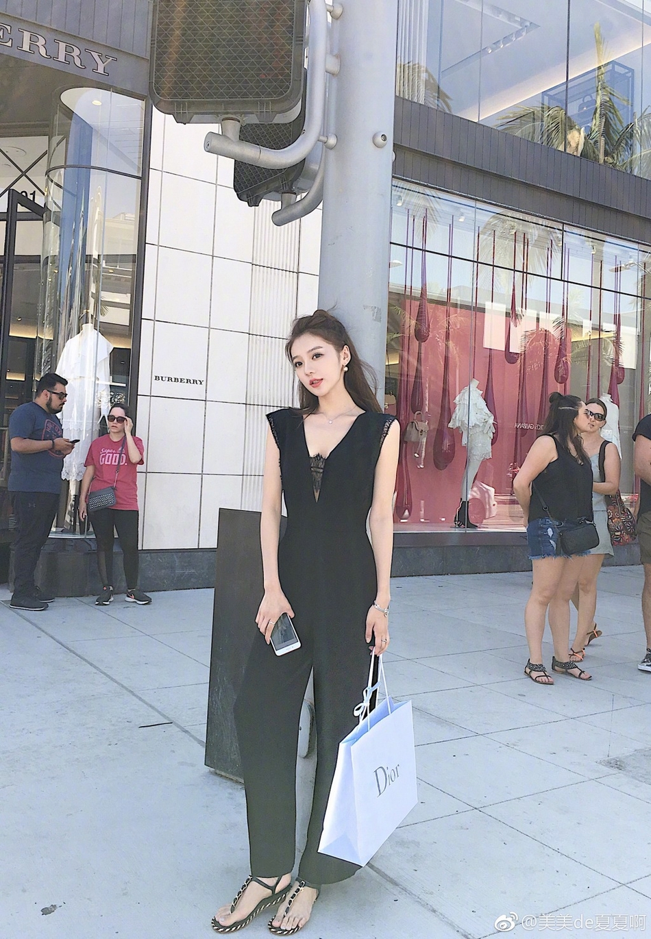 网红美女夏夏深v秀身材 高挑白皙气质过人