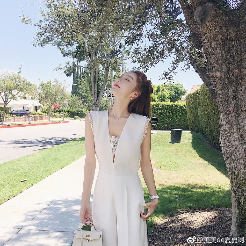 网红美女夏夏深v秀身材 高挑白皙气质过人