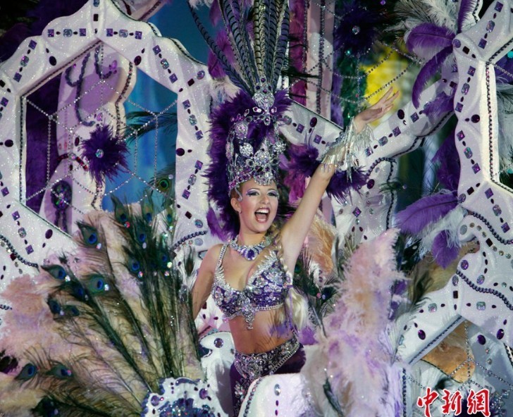 西班牙举行狂欢节女王选拔赛 华丽盛宴迷人眼