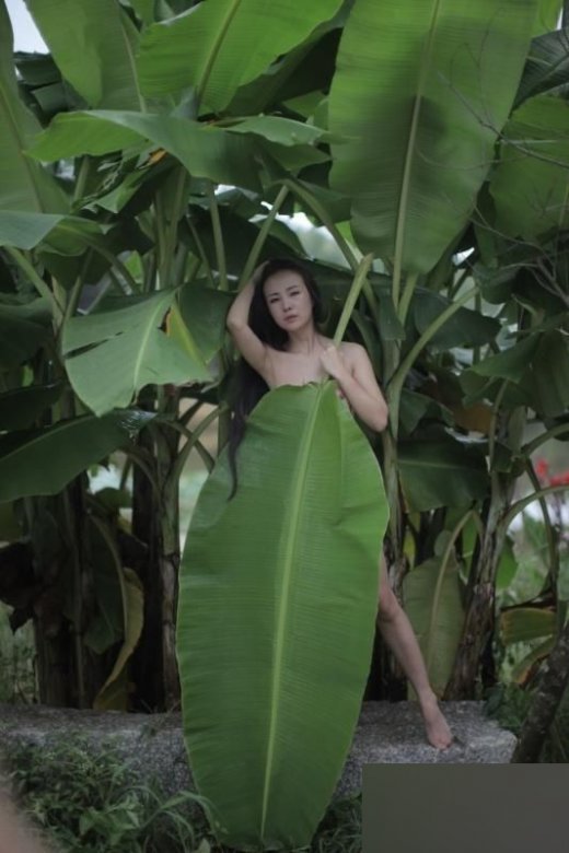 干露露雨林丛中香艳裸照 蕉叶欲遮三点放肆走光