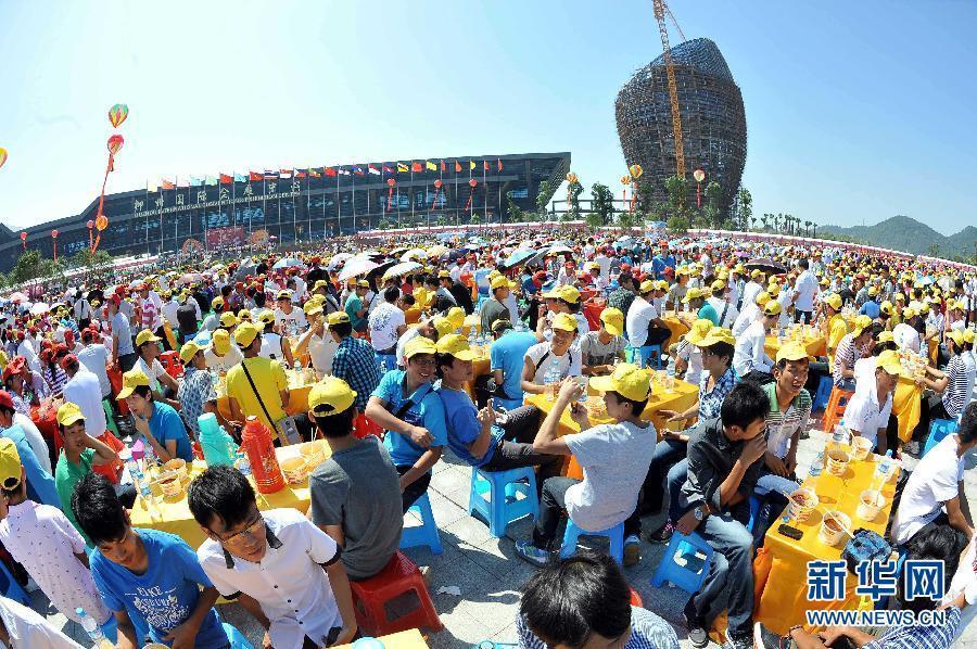 柳州10米大锅煮螺蛳粉供万人免费品尝