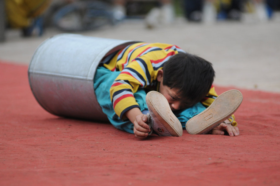 广西街头卖艺团残忍表演卸男孩胳膊