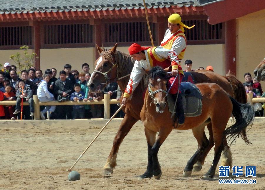 4月6日,在开封清明上河园内的马球场上,两名演员在"宋代马球表演"中争