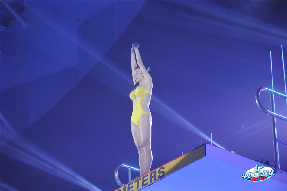 宅男女神周韦彤性感跳水 红唇无惧湿身