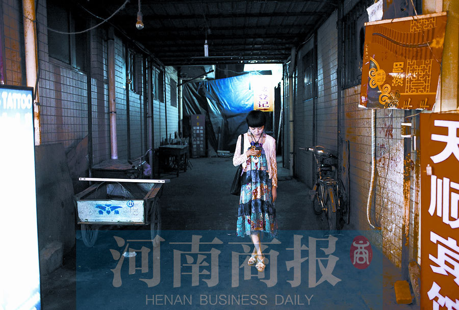 实拍郑州城中村时尚女