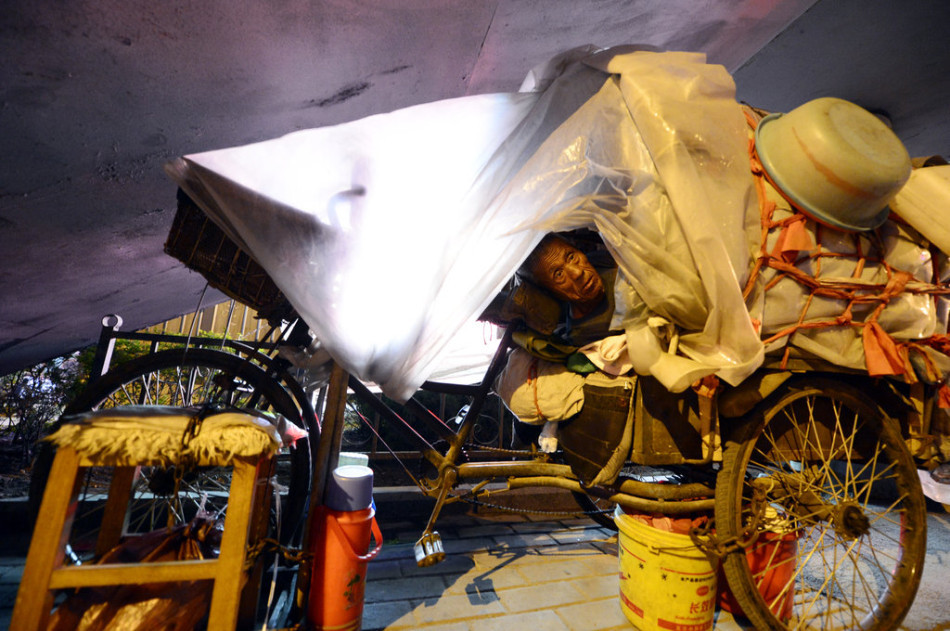 老人被三子遗弃 三轮车搭棚街头漂泊