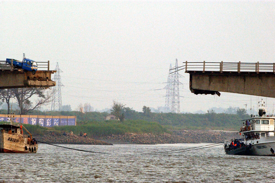 2004年6月10日6时50分,辽宁省盘锦市境内田庄台大桥突然发生垮塌,一