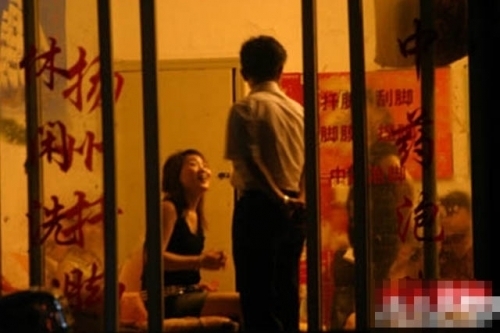 暗拍温州发廊女晚上接客 街头小店灯光暧昧