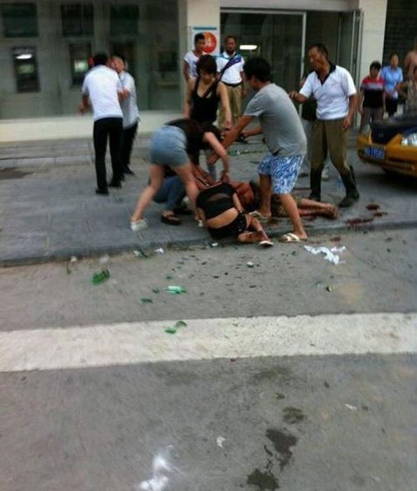 新乡一男一女七夕街头撕打浑身是血