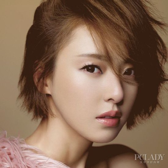 李多喜这款有层次感的短削发,将大部分头发拨向一边显得个性十足,凌乱
