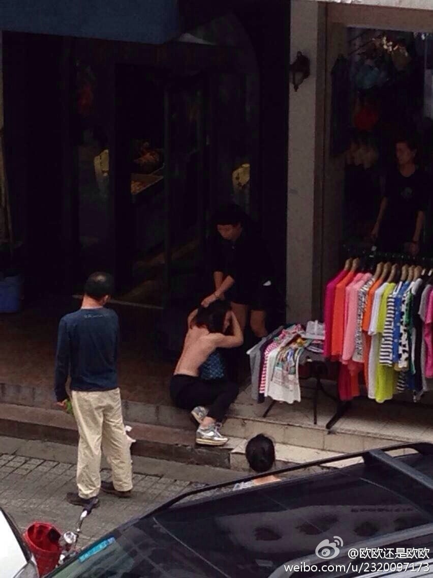 温州一女子行窃遭人当街扒光