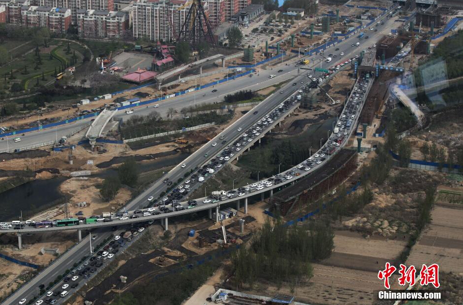 周一早高峰 郑州中州大道大堵车