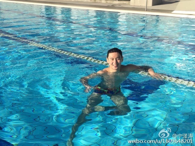 河南泳坛男神宁泽涛半裸秀肌肉