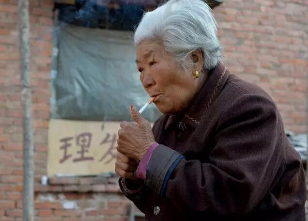 河南8旬女剃头匠坚持剃头 做头顶大事传承文化