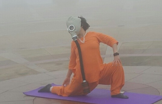 厉害了 焦作大姐戴防毒面具广场上练瑜伽