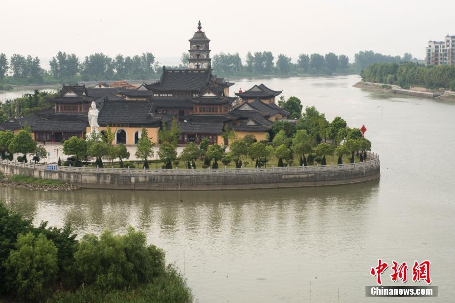 图为江苏扬州高邮,高邮段京杭大运河,镇国寺. 谢光辉 摄