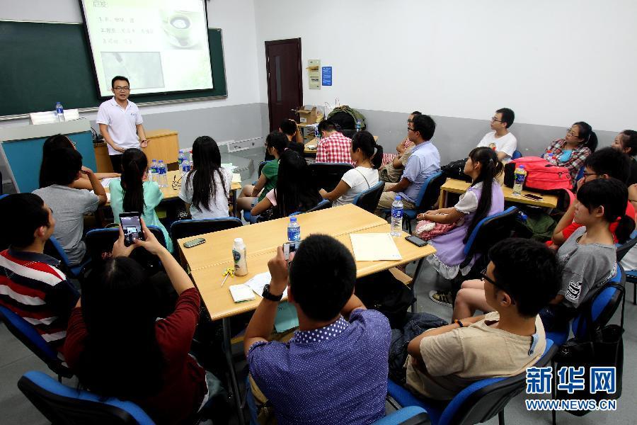 "性科学夏令营"在沪举行 大学生学用避孕套