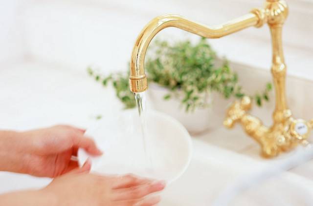 猜你喜欢 1 / 10 用淘米水洗手,不仅能去污,还可使皮肤滋润光滑.