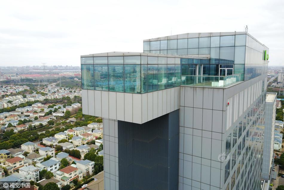 上海现24楼悬空泳池 底部透明