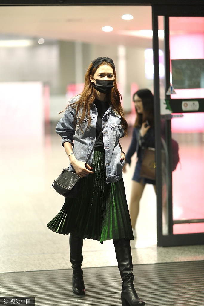 林志玲深夜抵达上海机场 戴口罩一脸疲态