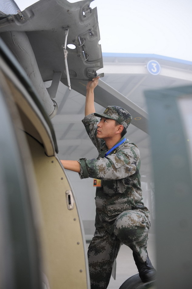 陆军航空兵全体机务人员开始进入机场
