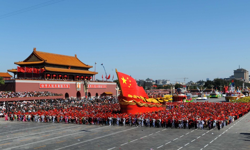 团结奋进方阵走进天安门