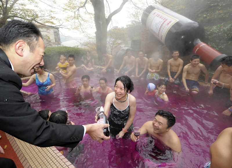 游客们泡在掺了"博若莱"鲜葡萄酒的温泉中尽情享受
