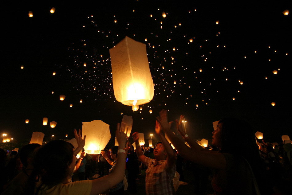 数千人将1万多只孔明灯同时升上夜空
