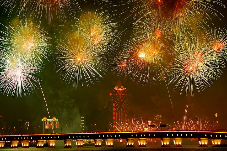 澳门举行大规模烟花表演庆回归10周年